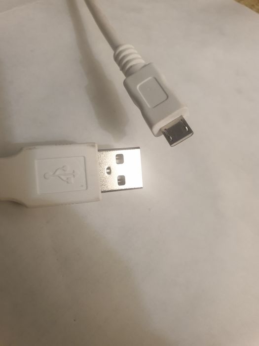 Шнур для зарядки телефона.