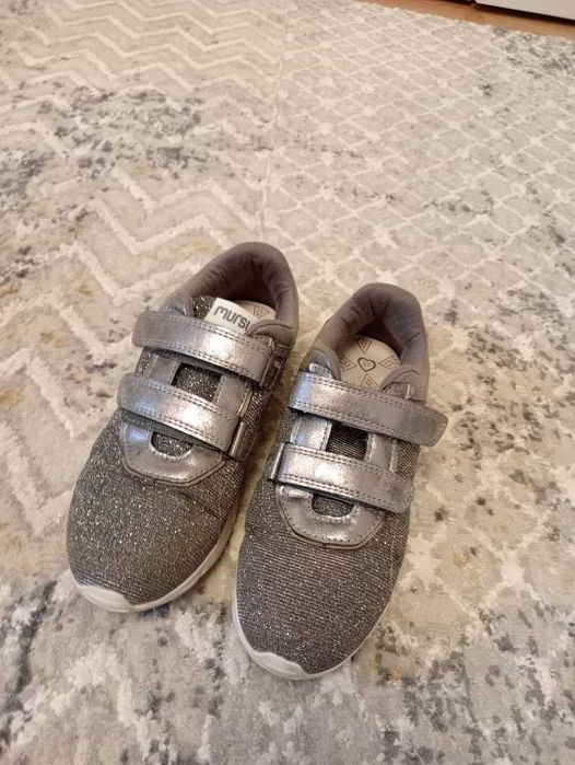 Продам кроссовки на девочку