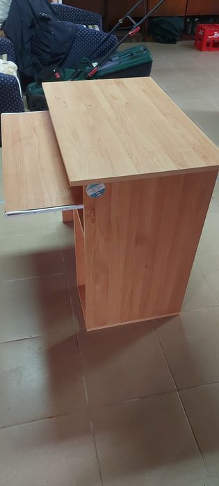 Продавам ученическо бюро