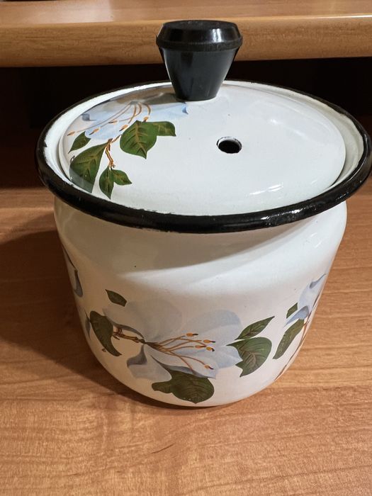 Посуда. Бокалы, молочник, чайник, сахарница