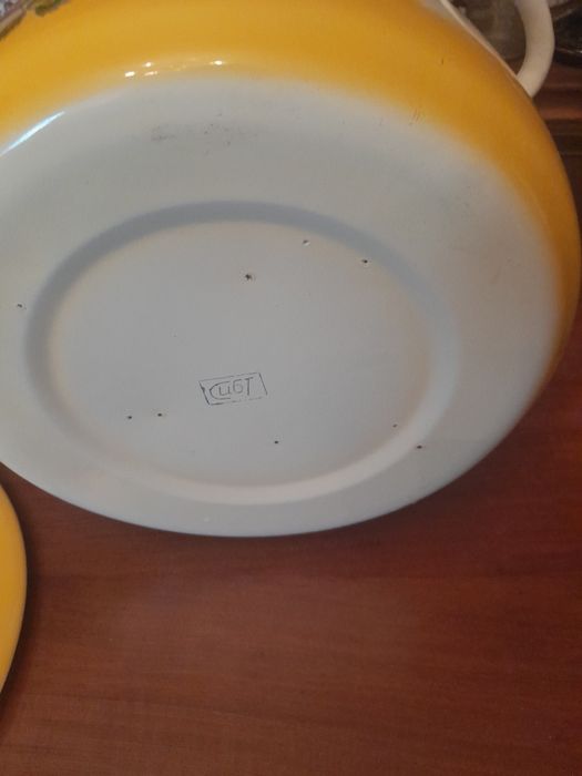 Продам эмалированную кастрюлю