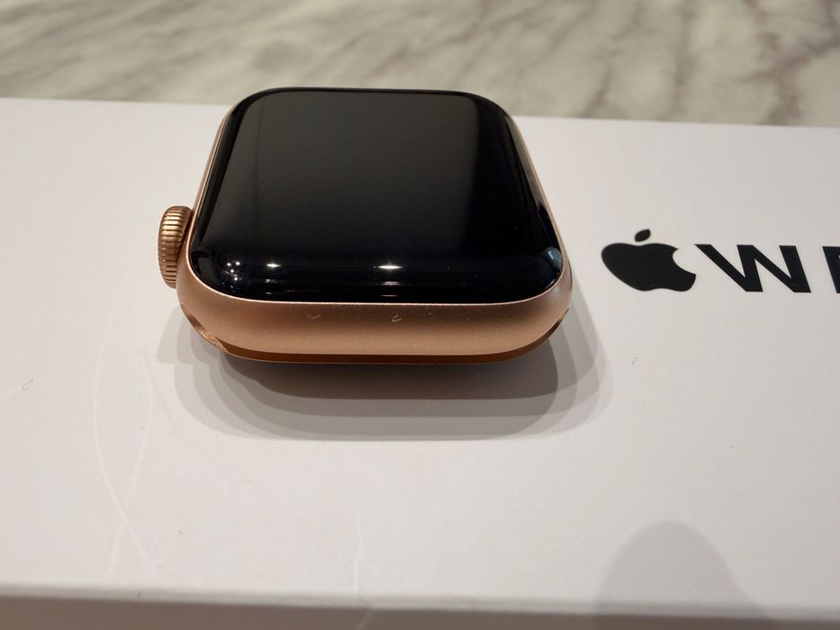 Apple Watch SE 40MM - Gold Aluminum Case Starlight Sport Band