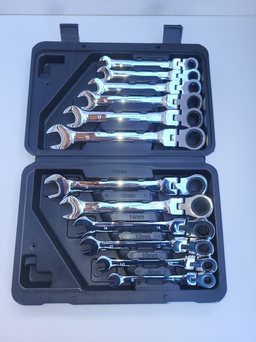 Комплект звездогаечни ключове с тресчотка.