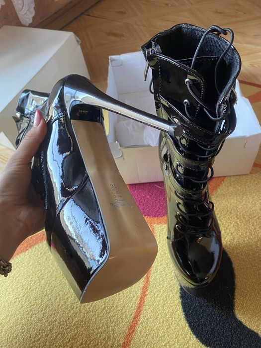 Черни кожени и лачени обувки и кожено облекло