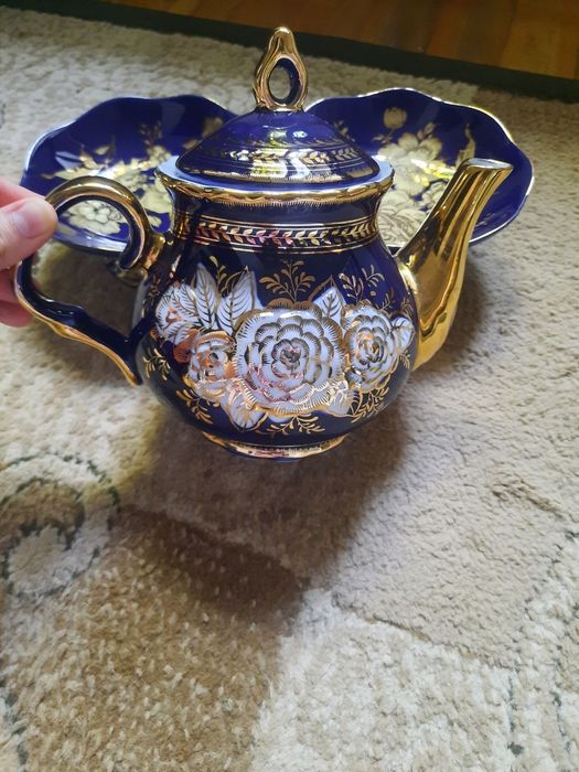 Chinni idishlar sotiladi. Hammasi yangidek