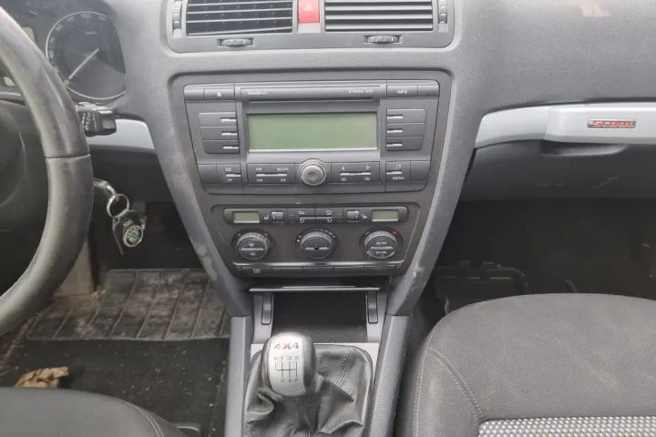 plansa de bord oglinda stanga dreapta far stop prag praguri planetara etrier calaret bascula brat fuzeta  Skoda octavia 2  scout 4x4 motor 2.0tdi BMM Dezmembrez