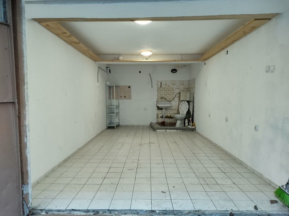 Дава се под наем Гараж / Паркомясто в Варна, Спортна зала - 18 кв.м за 220 € - Снимка #1