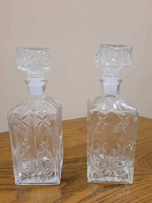 Стъклена бутилка за алкохол с квадратна тапа