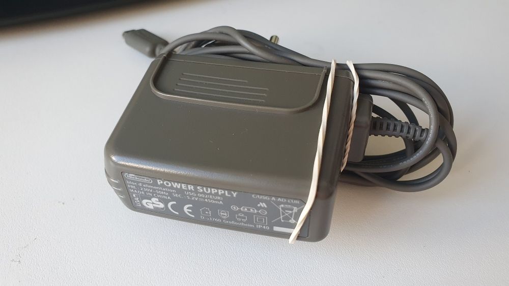 Nintendo DS Lite cu încărcător
