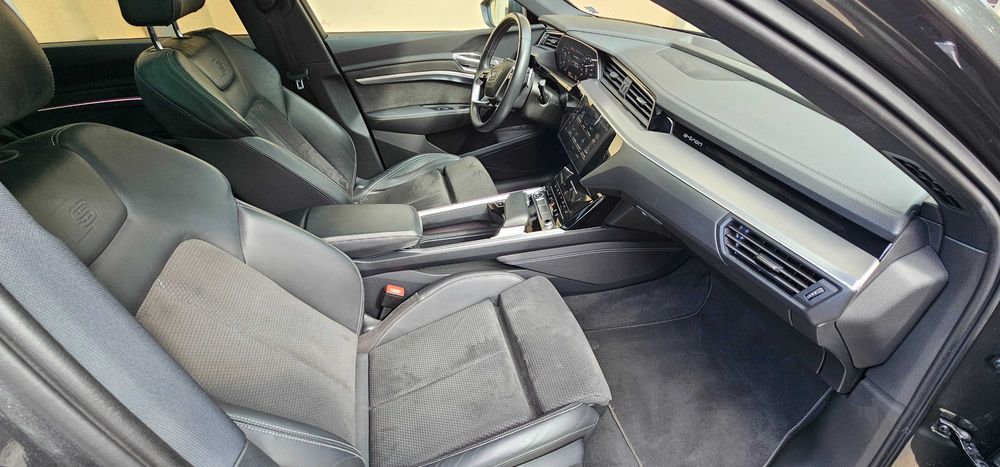 Луксозен автомобил с шофьор за балове, сватби и специални поводи – AUDI e tron 55 quattro/408к.с