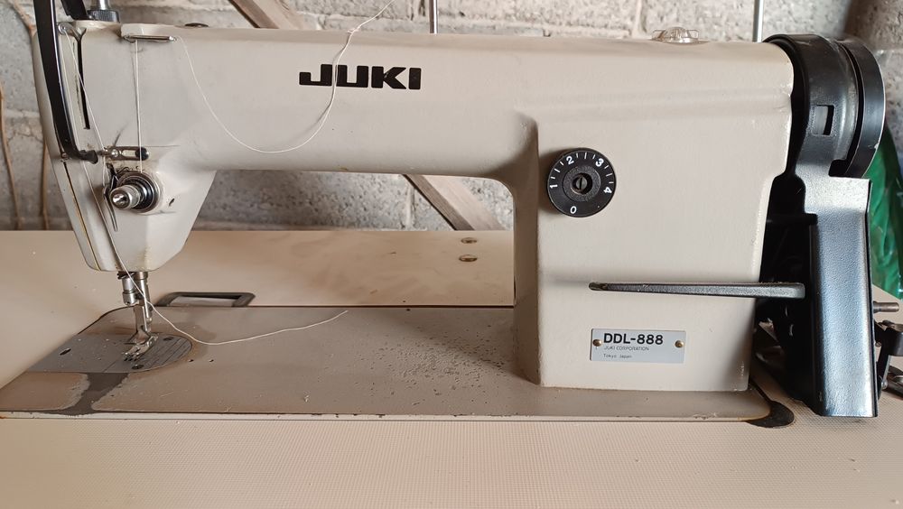 Професионална шевна машина