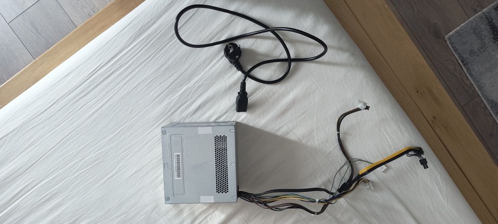 Vând sursă originală extrasă dintr-un sistem desktop HP (generație nouă), în stare perfectă de funcționare.