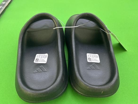 Slapi yeezy slide, mărimi disponibile 39 și 41  nu sunt purtați !