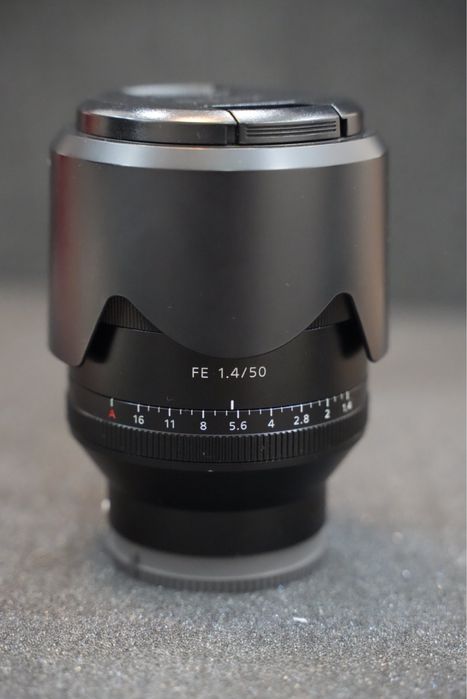 СРОЧНО ПРОДАМ Sony a7 3  , есть объектив, клетка