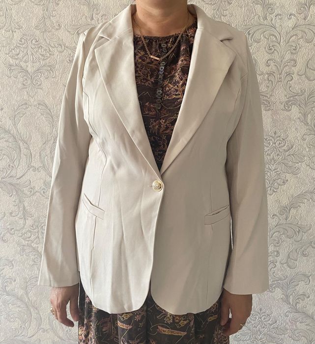 Бежевый женский пиджак