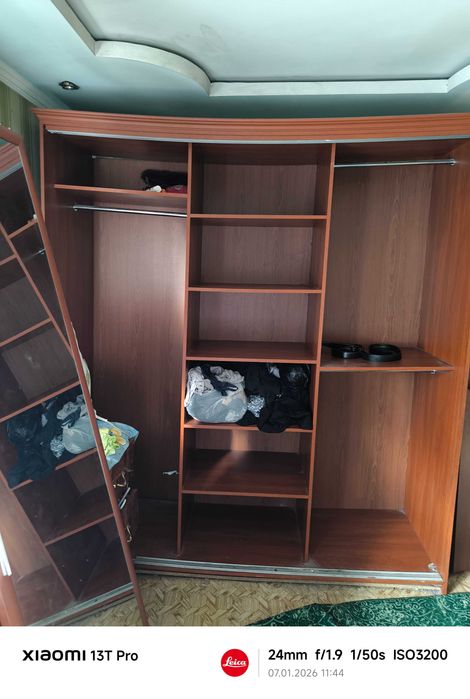 Продается шифоньер с большими зеркальными дверьми