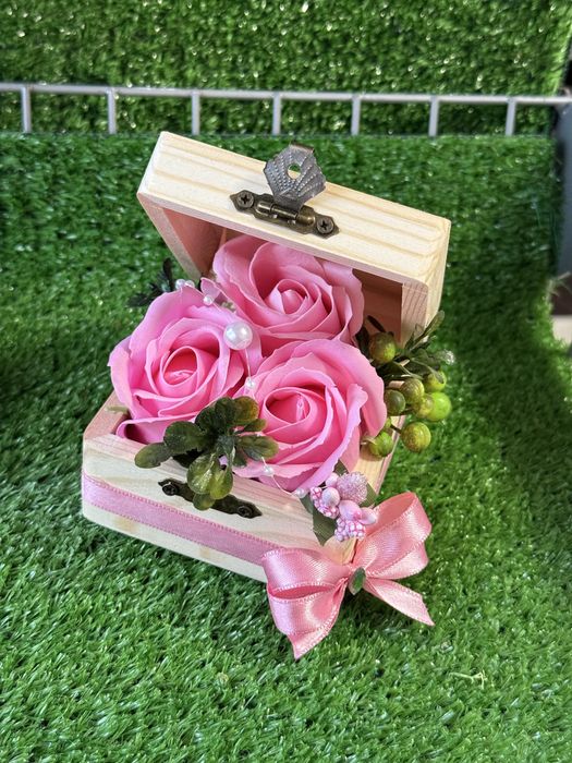 Сапунени рози в керамична кашпа