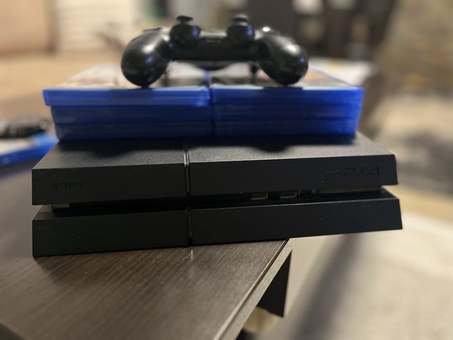 Продавам PS4 с набор от игри
