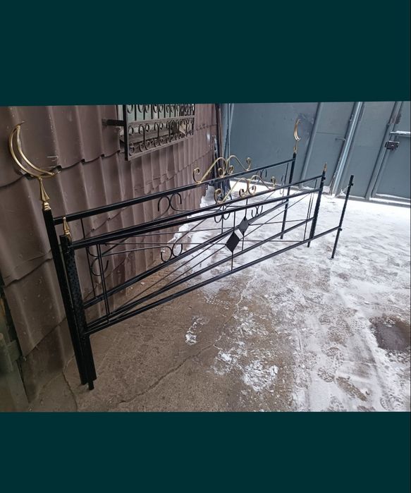 Ритуальные венки, оградки, кресты.