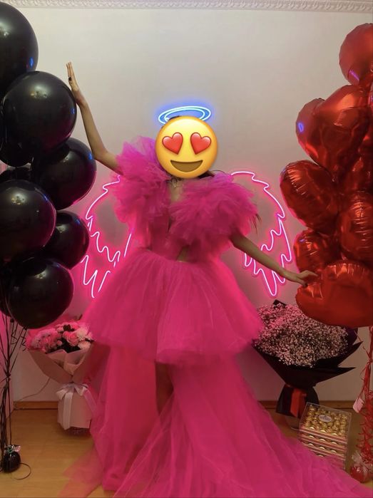 платье ярко розового цвета