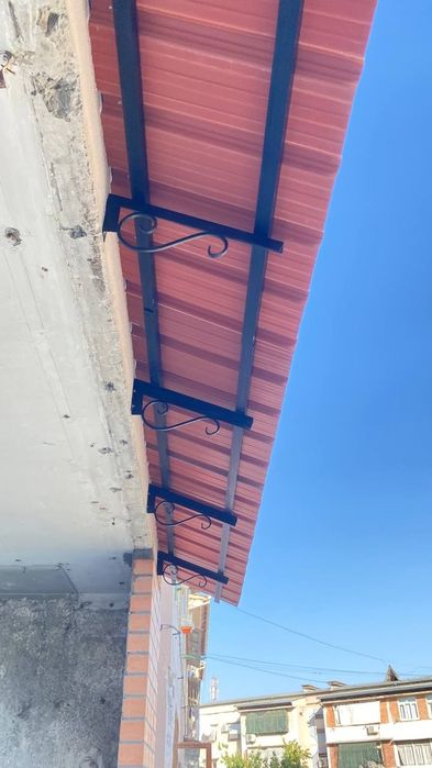 Установка над оконных козырьков