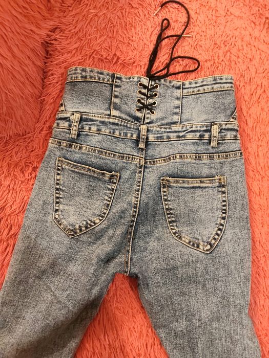 Джинсы скинни с корсетом