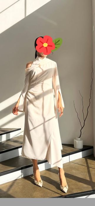 Платье изящное, статное