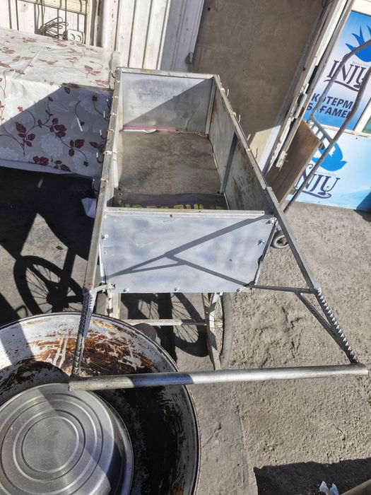 Коляска для продажи пирожков чаи и т.д.