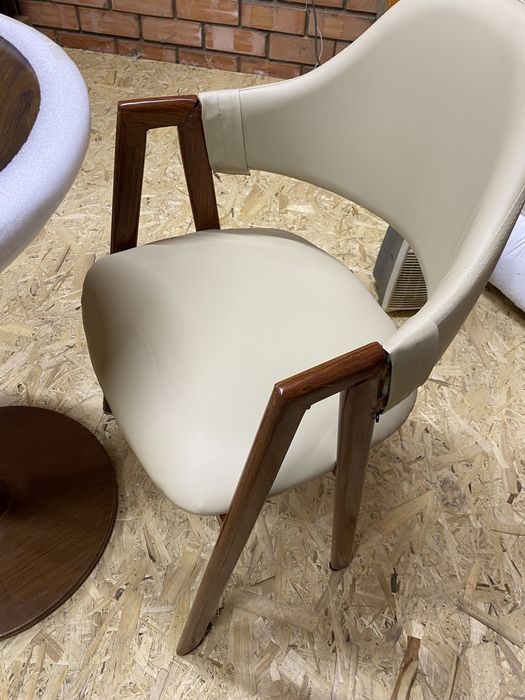 Продам набор: стол + 2 стула