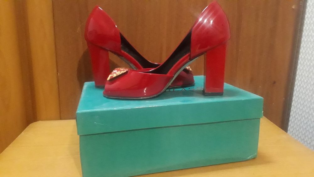 Кыздарга арналган аяк киiмдер.