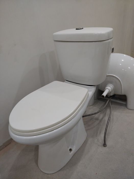 Унитаз, раковина.