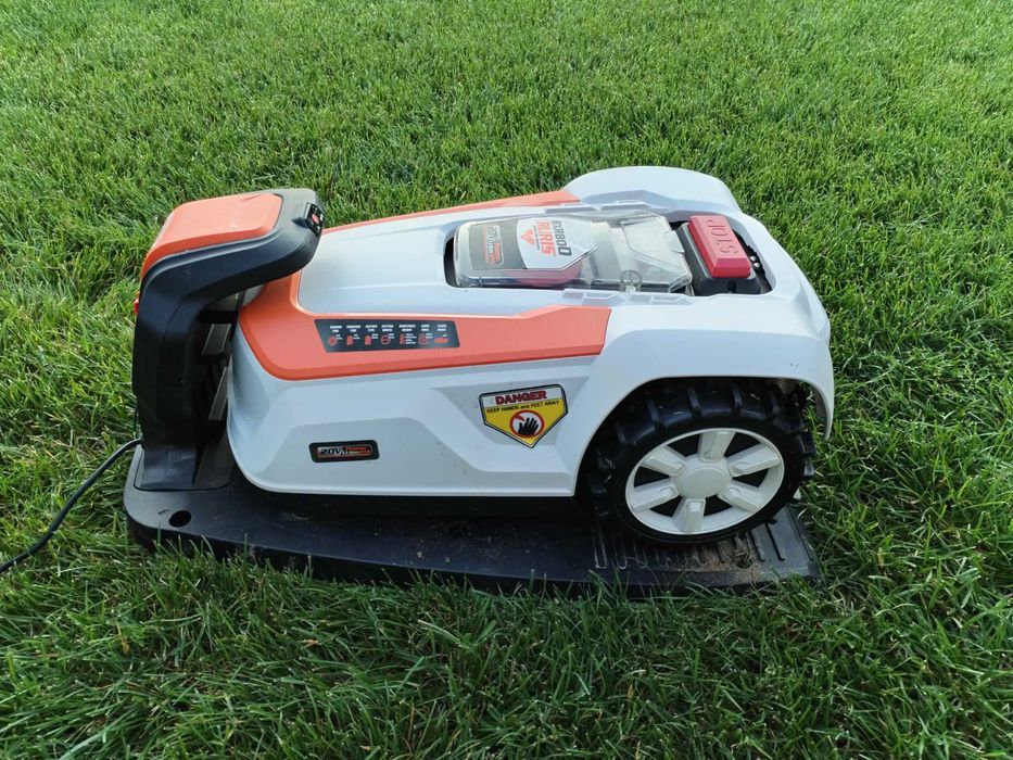 Robot tuns iarba