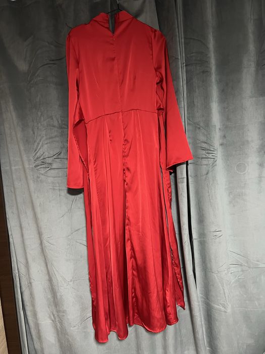 Vând rochie roșie elegantă din satin.