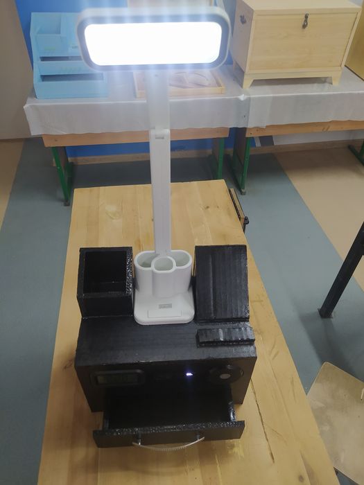 Koʻp funksiali stol lampasi ajoyib olgn odam mazza qiladi