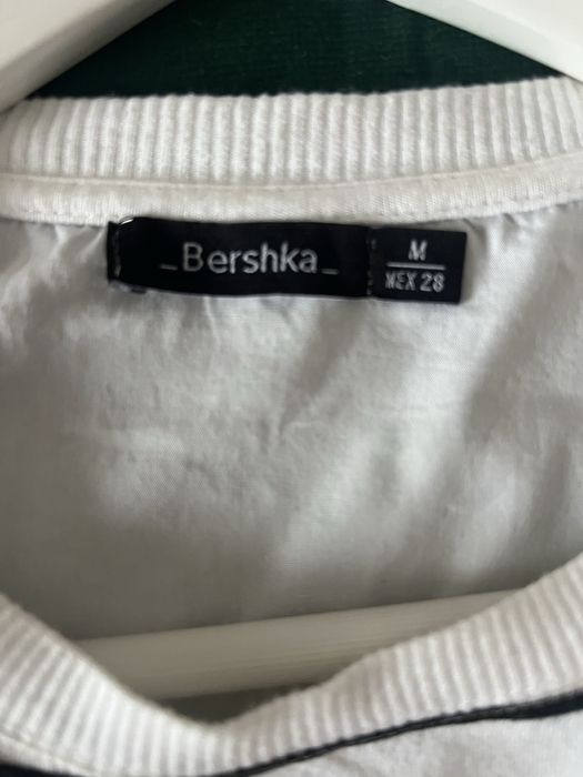 Tricou crop top lejer si elegant  Bershka