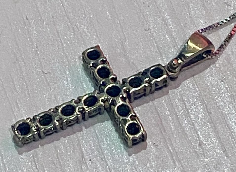 Страхотно Бяло Златно синджирче с кръстче и черни диаманти