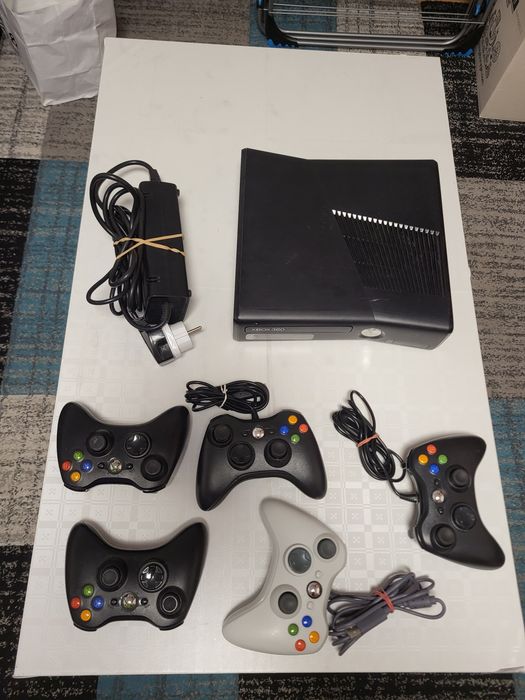 Consola Xbox 360 defecta.+ 5  Manete defecte