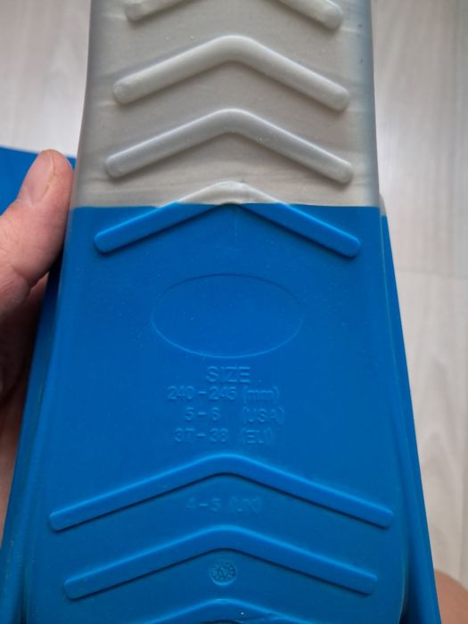 Продам ласты для бассейна!