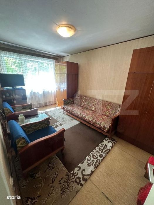 Apartament cu 3 camere, decomandate, boxa, centrala, zona Primaverii
