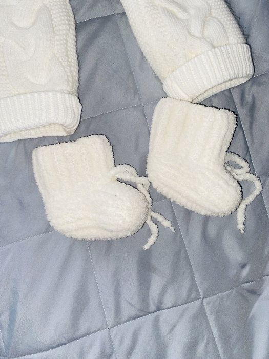 Продам комбинезон с пинетками!!