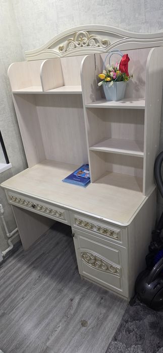 Стол сотилади яхши холатда