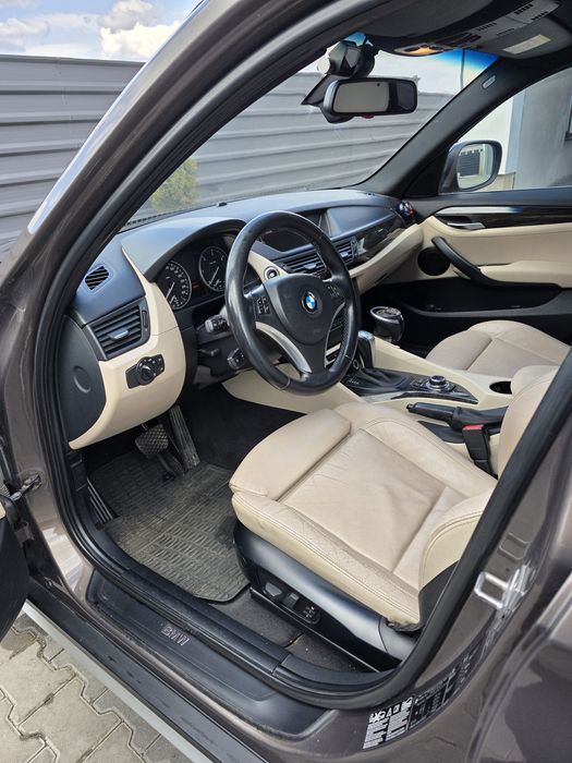 BMW X1 An fabricație 2011 motorizare 2.0 diesel Bi-Turbo de 204 CP, tracțiune integrală xDrive (4x4), cutie automată, pachet X-Line