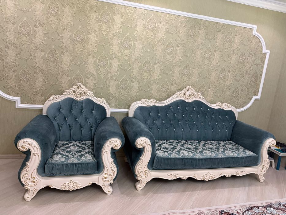 Диван королевский  кресло состояние отличное.