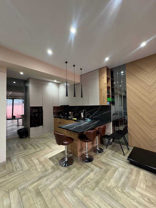 Продается офис  Казы Махалля  305м2