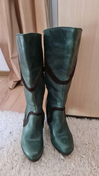 Cizme din piele, model deosebit, fabricate în Portugalia