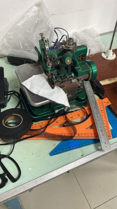 Продам оверлог 2 шт.