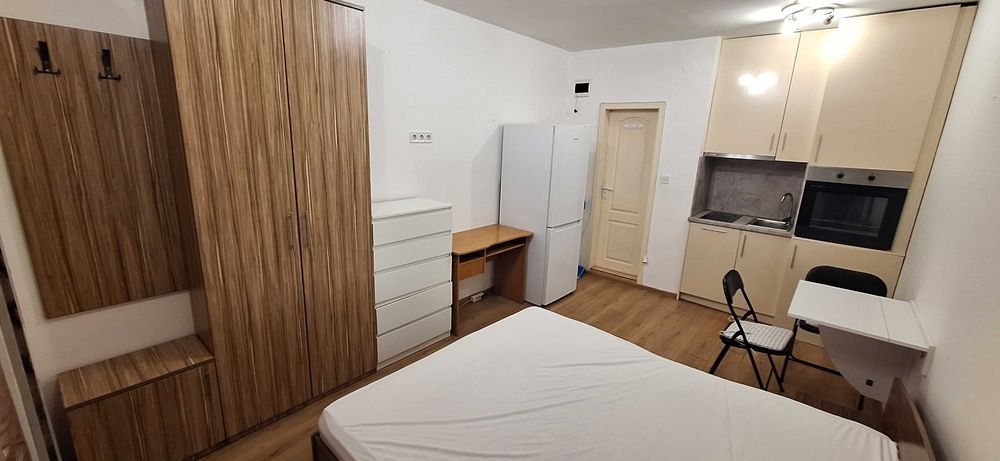 Продавам хладилник с долна камера