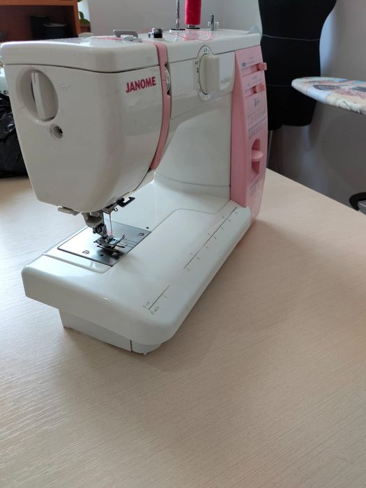 Продам швейную машинку