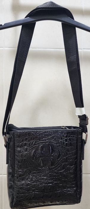 Сумка черная на ремне