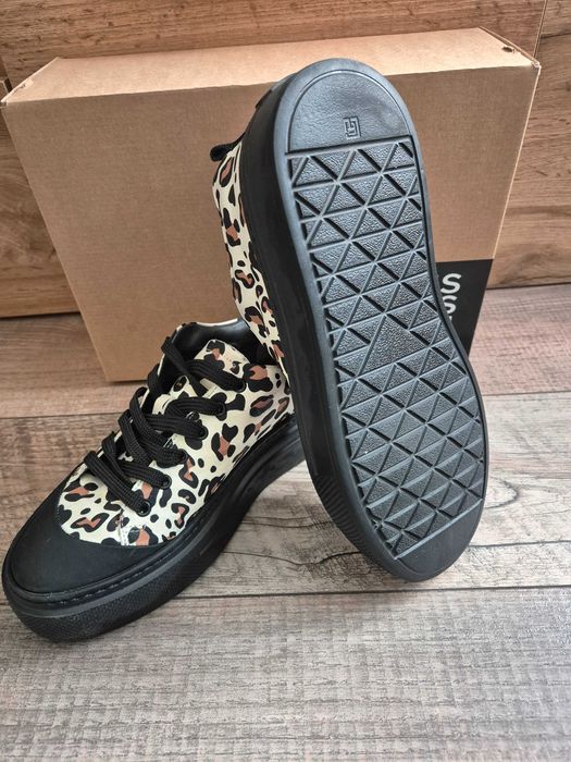 Продавам   кецове